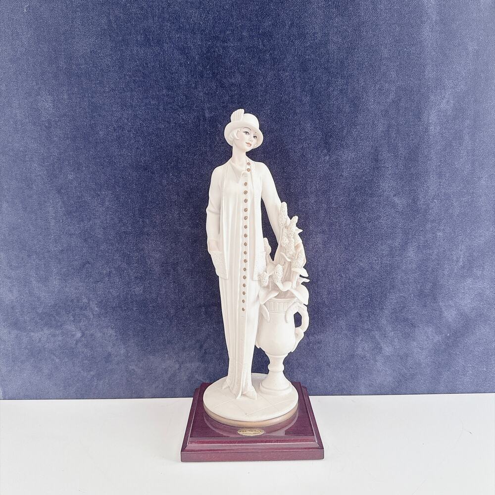 GIUSEPPE ARMANI "YOUNG LADY WITH VASE OF FLOWERS" FIGURINE #498 1993 FLORENCE